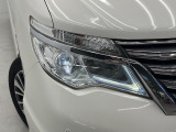 【LEDヘッドライト】悪天候や夜間走行時も良好な視界を確保し安心して運転できる高輝度LEDヘッドライトを装備!点灯速度が早く、消費電力も抑えられています。