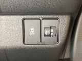 ハンドルの右側にはヘットライトリベライザーとVSA(ABS+TCS+横滑り抑制)の解除スイッチがついています。ヘッドライトリベライザーは道路状況や積荷の加重に応じてライトの高さを調節できます。
