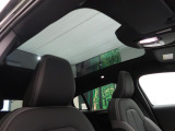 【パノラマガラスルーフ】固定式のガラスルーフで明るい車内空間を演出。日差しの強い日は電動スライドカーテンで調整するなど、季節を問わず開放的なドライブをお楽しみいただけます。