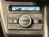快適装備のオートエアコン♪ 温度設定をすれば、自動で車内の温度管理をしてくれる優れ物です☆彡