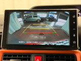 【バックカメラ】 駐車時に車両後方の様子を見ることができるので、運転の不安を軽くします。