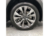 【純正アルミホイール】です!車両デザインに合わせてホイールをデザインしているため、見た目にもカッコイイアルミホイール♪洗車もラクチンで錆びません。