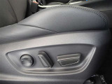 パワーシート搭載。微妙な調整が手軽にでき、ピッタリのポジションで運転することが可能です。