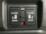 【両側パワースライドドア】両側がパワースライドドアになっており、運転席のスイッチやスマートキーでも開閉が可能です!開口部も広いので乗り降りも楽々♪