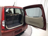 バックドアは横開き式で大変便利です。駐車場等で少しだけ開けて荷物を出したい時に便利です!