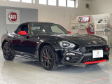 右前方はフロントの立ち上がりが綺麗で、Nero San Marinoの深い黒が際立ちます。17インチAWとブレンボが足元を引き締めます。