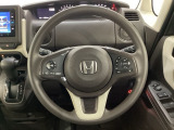 ハンドルにHondaセンシング系のクルーズコントロールやレーンキープアシストなどのスイッチと、オーディオの操作スイッチが装備されています。ハンドルから手を離さず安全に操作できます。