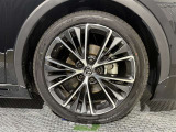 純正アルミホイール!タイヤサイズは195/50R19です。