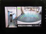 アラウンドビューモニターは4方のカメラで真上から車を見たようにモニターで確認ができます。周辺の安全確認、小さなお子様や障害物も目視で確認できるので駐車のしやすさだけでなく、事故防止にも役立ちます。