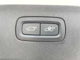 【パワーバックドア】スマートキーや運転席のボタンを押すだけでリアゲートが自動で開閉します!荷物を持っている時や、高い位置にあるバックドアを閉める際に便利な機能です。