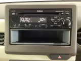 純正CDチューナーにはAUX入力端子がついてますので外部入力から音楽などを楽しめます。その下には1DIN分の小物入れがついています。CDケースなどを入れるのに便利です。