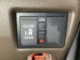 左側電動スライドドアは運転席からでも操作ができるように、ハンドル付近に開閉の操作スイッチが付いています。
