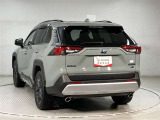 左ななめ後ろから撮影した、リアまわりのデザインや車両全体のバランスを確認できる写真です。リアフェンダーやテールまわりの形状、ボディラインのつながりなど、外観の印象を把握しやすくなっています。