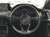 ご覧のようにステアリングスイッチが付いており、ハンドルから手を離さずに簡単なオーディオ操作が容易にできます☆