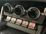 フルオートエアコンが装備されています!お好みの温度設定をするだけでエアコンの風量やモードの切り替えを自動でコントロールしてくれます!ユーザーの操作が少なく燃費走行にもつながります!