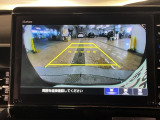【バックカメラ】運転が苦手な方も車庫入れラクラクです!ギアをリバースに入れれば自動的に切り換わりますので、面倒な操作は不要です♪狭い駐車場もお車を傷つけず安心ですね!