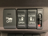 リアドアは乗り降りに便利な両側電動スライドドアです。また運転席に座っていながらスイッチ操作で自在にスライドドアを開け閉めできます。
