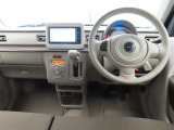 ぜひ展示車の運転席に座ってみてください。