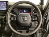 オーディオのチャンネル変更やボリュームなどの操作スイッチの他に、レフトセレクターホイールがついています。中央部を指先で上下に動かすことで、マルチインフォメーション・ディスプレイの各表示が確認できます。