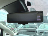 いっぱいの荷物でリヤ窓が塞がって見えない。後席の人と目が合って気まずい(-_-)そんな時は、カメラの車両後方画像をフル画面表示し通常のミラーよりクリアな後方視界を確保するスマートルームミラーで解決です♪