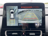 パノラミックビューモニター付きです。車両を上から見たような映像をディスプレイオーディオ画面に表示。運転席からの目視だけでは見にくい、車両周辺の状況をリアルタイムでしっかり確認できます。