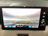 【バックカメラ】運転が苦手な方も車庫入れラクラクです!ギアをリバースに入れれば自動的に切り換わりますので、面倒な操作は不要です♪狭い駐車場もお車を傷つけず安心ですね!