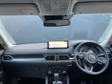 フロントピラーの位置を従来よりも後方にレイアウト。運転席からの視界の広がりを向上。車両の周囲の状況を、いち早く知ることで、安全に運行できます。