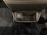 アクセサリーソケットはUSBのアダプターなどをつければ、スマホの充電にも使えます。周辺には物が置けるボックスがついています。