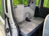 後部座席も気になるようなキズ・汚れやへたり等、大きなダメージはなく、良好な状態です。