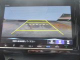 【リアカメラ】リバースに入れるだけで後方の映像が映ります。安全確認や、狭い駐車場での車庫入れ、雨の日や夜間など視界の悪い時に便利です。安全にバックする為には欠かせない装備です。