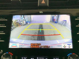 ディスプレイに後方の視界を表示し、車庫入れをサポート「距離目安線」「車幅延長線」およびステアリング操作に連動する「予想進路線」を画面に表示します。※必ず車両周辺の安全を直接確認してください。