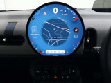 円形有機ELセンターディスプレイ、直径240mmの高品質ガラスを使用し、好感度タッチと指紋が残りにくくなっております。