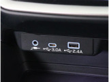 USB電源が2か所とシガーソケットが装備!ドライブ中の携帯電話等の充電にも便利です!