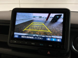 リバースギアに入れるだけで後方の表示へ切り替わります。夜間や雨の日の駐車も楽になりますよ。