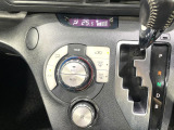 【オートエアコン】一度お好みの温度に設定すれば、車内の温度を検知し風量や温度を自動で調整。暑い&hellip;寒い&hellip;と何度もスイッチ操作をする必要はありません。快適な車内空間には必須の機能ですね♪
