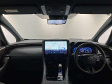 運転のしやすさと心地良さを感じる、シンプルで上質なデザインの室内空間です。