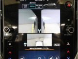 左右のサイドカメラ映像を同時に表示し、車両周囲の死角をしっかりカバー。狭い道や駐車時の接触リスクを減らし、安心して操作できる視界を確保します。