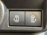 【両側パワースライドドア】スマートキーや運転席のスイッチで後席両側スライドドアの開閉が可能♪電動だから力を入れてドアを開ける必要が無く、小さなお子様でも簡単に開け閉めでき快適です♪