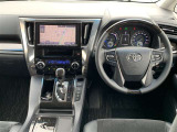 乗る者の気持ちをときめかせる上質な室内空間となっております。視界も広々で運転しやすいです。