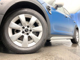 ●純正17インチアルミホイール:輸入車ならではの卓越した走りを支えるホイールと足回りです!日本車の走りに慣れている方にもぜひ体感して頂きたいほど、高いレベルでまとまっています!