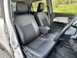 レザー調シート表皮を装着。運転席シートに目立つ汚れは見当たりません。