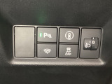 ハンドルの右側にはヘッドライトレベライザーとHondaセンシング用のメインスイッチがついています。ヘッドライトレベライザーは道路状況や積荷の加重に応じてライトの高さを調節できます。