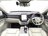 フロントグリルが新しいデザインとなったXC90が入庫しました!タッチパネルがさらに大きく使いやすくなりました!ボルボらしい内装デザインはそのままにより快適なドライブをお楽しみください♪