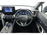 スポーティームード溢れる運転席周りですね。 クイックなドライビングに対応できるよな運転席回りになっています。 ドライブがますます楽しくなりますね!