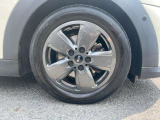 サービスにはドイツ本国と同様に教育と訓練を受け、MINIを知り尽くした「マイスター」が数多く在籍しております。360度による納車前点検整備で、お客様に安心と安全をお届けいたします。