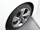 かっこいいホイールですね。 車のイメージを大きく左右するホイール部分はコダワリを持ちたいですね。