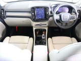コンパクトなXC40でも上級車種と同様に、縦長式の大型タッチパネルを主体としたインテリア スマートフォン感覚でナビゲーションやオーディオなどを操作できます