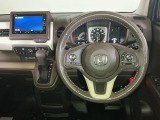 【ハンドル】運転にかかわる様々な操作を安全に行えるように視点移動が少なく操作性に配慮されたスイッチ類が凝縮されたコックピットです。
