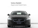 アダプティブクルーズは前方車に投影・反射されるミリ波レーダーをグリル部の受光機で感知。カメラ機能と併せて車両相互の車間距離と速度を瞬時に読み取り適正な間隔を保ちます。
