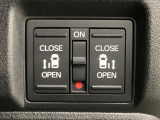 【両側パワースライドドア】両側がパワースライドドアになっており、運転席のスイッチやスマートキーでも開閉が可能です!開口部も広いので乗り降りも楽々♪